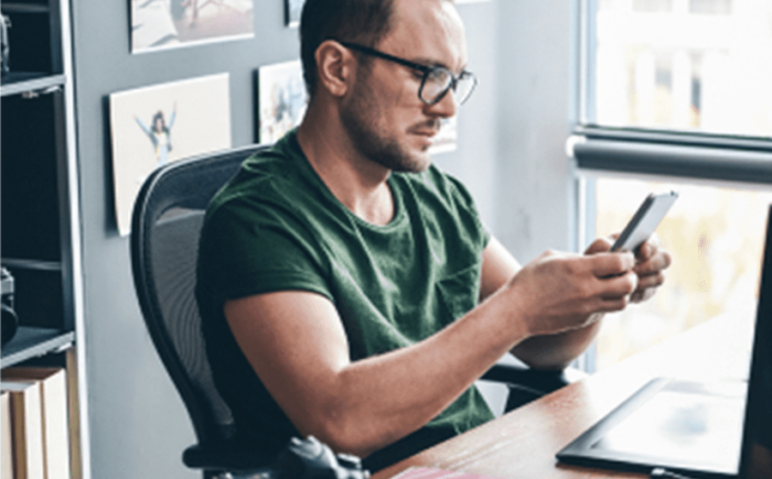 Homme en situation de dépôt de plainte